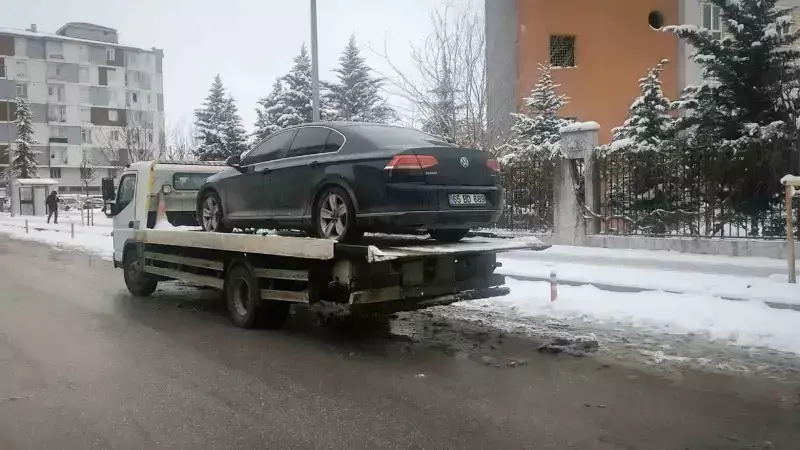 DEM'li İpekyolu Belediyesi'nin borcu nedeniyle Başkan Canan Uzunay'ın makam aracına haciz