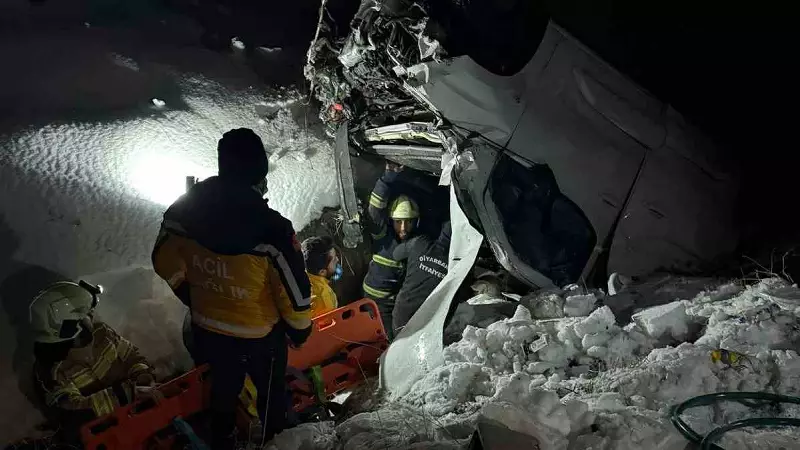 Diyarbakır'da Şarampole Devrilen Araçtan Sürücü Kurtarıldı