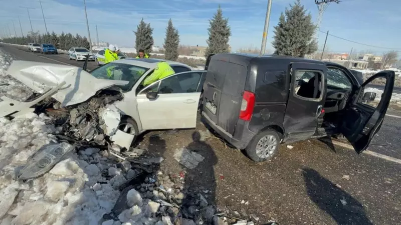 Diyarbakır'da Buzlanma Nedeniyle Feci Trafik Kazası: 12 Yaralı