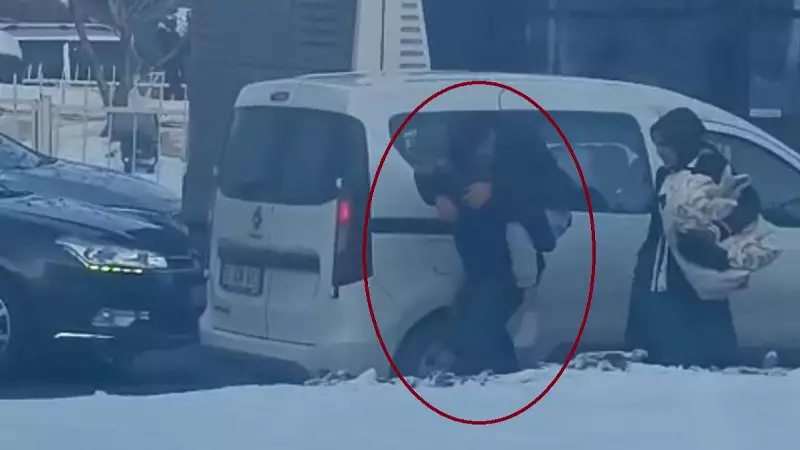 Diyarbakır'da Kar Yağışı: Vatandaş Hastasını Sırtında Taşıdı