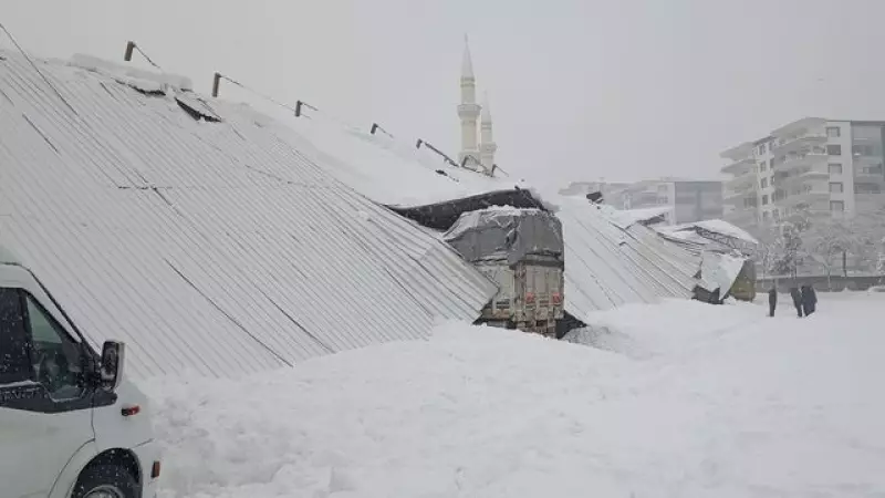 Diyarbakır'da Kar Yükü Sebze Halinin Çatısını Çökertti: 13 Araç Hasar Aldı