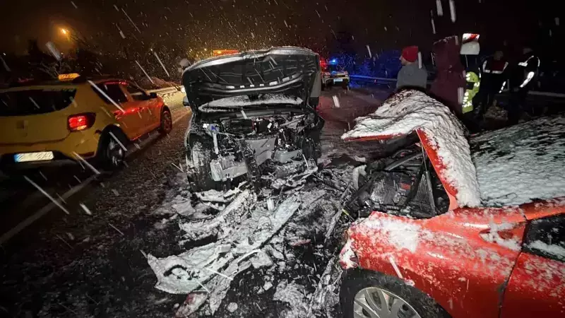 Düzce'de Kar Yağışında Kafa Kafaya Çarpışma: 7 Yaralı