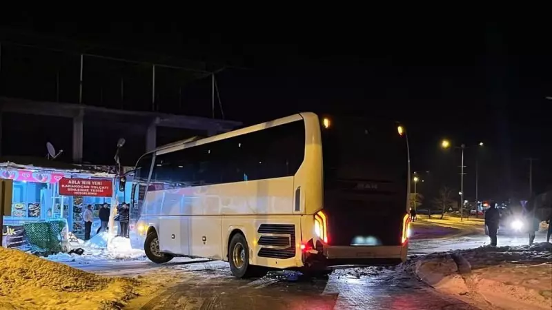 Elazığ'da Buzlanma: Yolcu Otobüsü Dinlenme Tesisine Çarptı