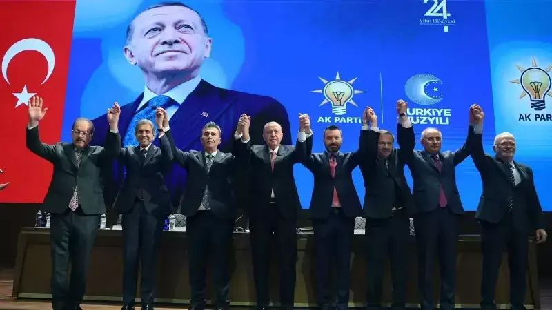 Erdoğan, MKYK Toplantısında Dört Belediye Başkanına Rozet Taktı