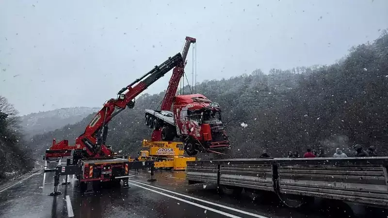 Ereğli'de 115 Promil Alkollü TIR Sürücüsü 25 Metreden Uçuruma Devrildi