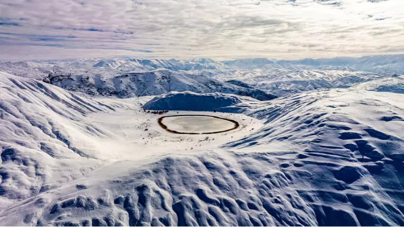 Erzincan'ın Nazar Boncuğu Polat Gölü Kar ve Buzla Beyaza Büründü