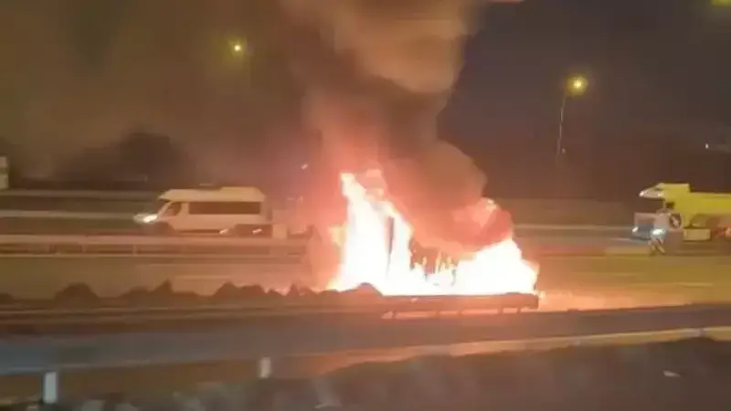Esenyurt TEM'de Lastik Yüklü Minibüs Alev Aldı: Şoför Son Anda Kurtuldu