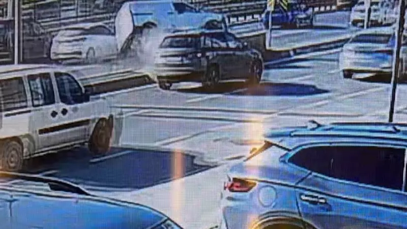 Esenyurt'ta Beton Bariyere Çarpan Araç Yoğun Trafiğe Neden Oldu