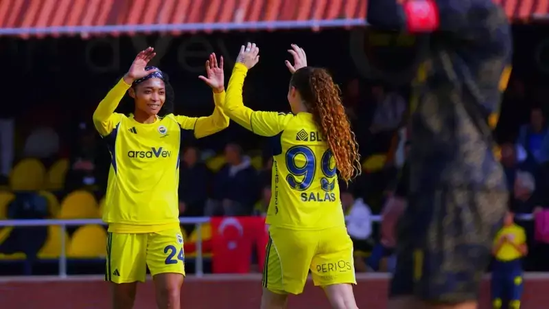 Fenerbahçe Kadın Futbol Takımı, Gaziantep ALG Spor'u 18-0 Yenerek Liderliğini Pekiştirdi