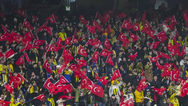 Fenerbahçe Tribünleri Aston Villa Karşısında Türk Bayraklarıyla Görsel Şölen Oluşturdu