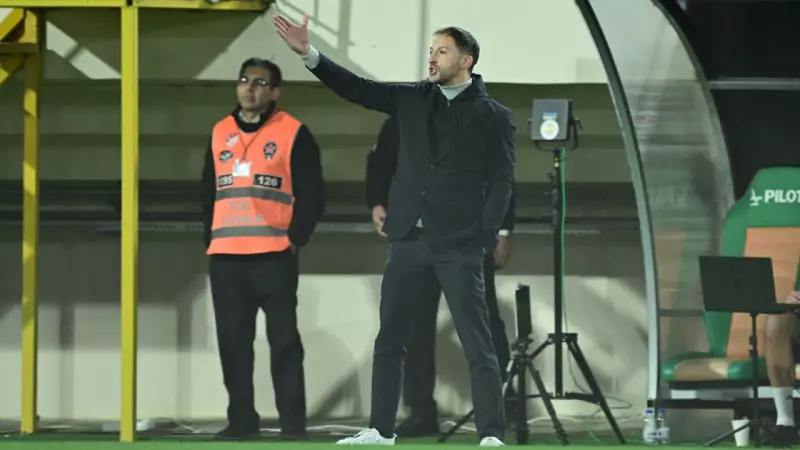 Fenerbahçe'nin Golü Öncesi Tedesco'nun Şişelerle Verdiği Taktik Konuşuluyor