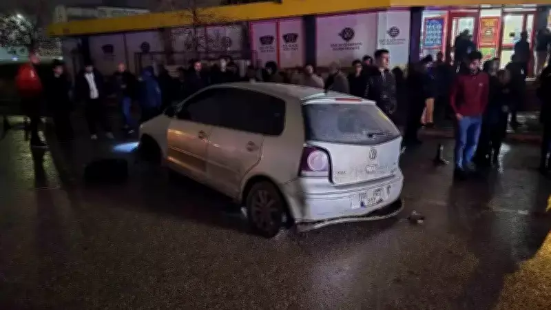 Gaziantep Nizip'te Yağış Sonrası Yolda Çökme: Kontrolden Çıkan Araç Direğe Çarptı, 3 Yaralı