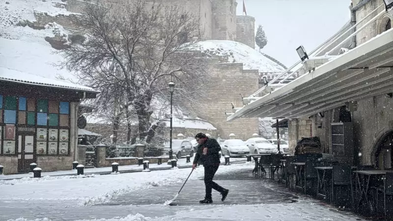 Gaziantep'te Kar Yağışı Nedeniyle Uçuşlar İptal Edildi: Havalimanı 14.00'e Kadar Kapalı