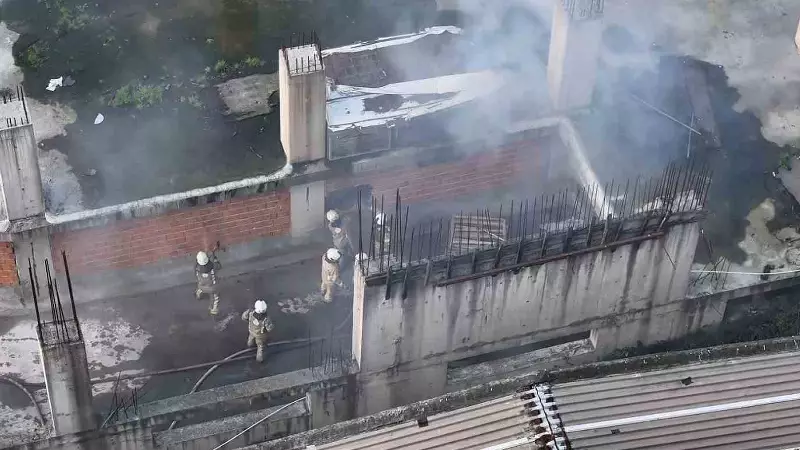 Gaziosmanpaşa'da Avize Deposunda Yangın: İtfaiye Duvarı Kırarak Müdahale Etti