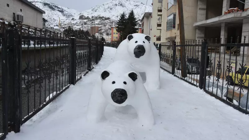 Gümüşhane'de TIR Şoförünün Kardan Yaptığı Anne ve Yavru Ayı Figürleri Büyük İlgi Gördü