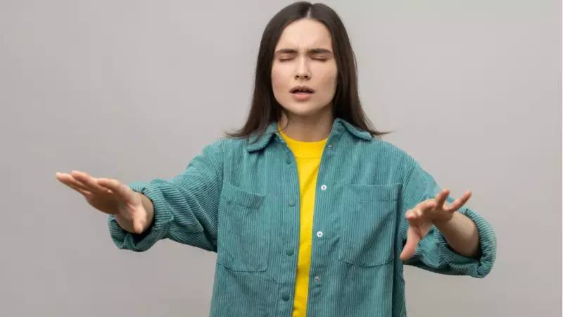 Gözler Kapalıyken Neden Düz Yürüyemiyoruz? Bilimsel Açıklaması