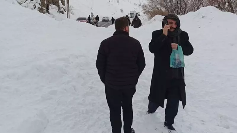 Hakkari-Van Karayolu Çığ Düşmesi Nedeniyle Kapandı, Onlarca Araç Mahsur Kaldı