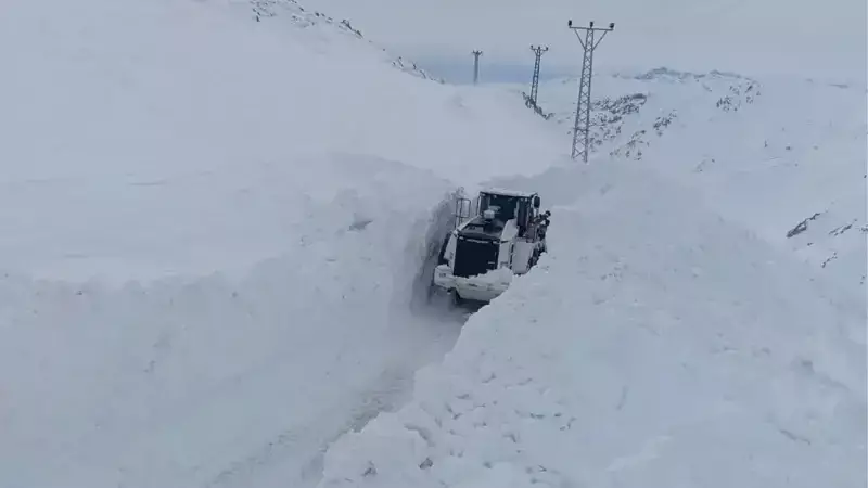 Hakkari'de Çığ Düşmesi Sonucu Kapanan Yol Trafiğe Açıldı