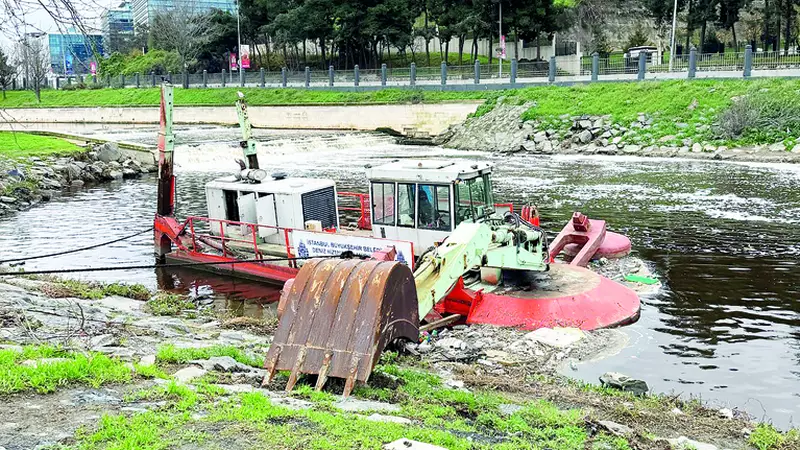 Haliç'te Çevre Felaketi: Temizlik Araçları 2 Aydır Çalışmıyor