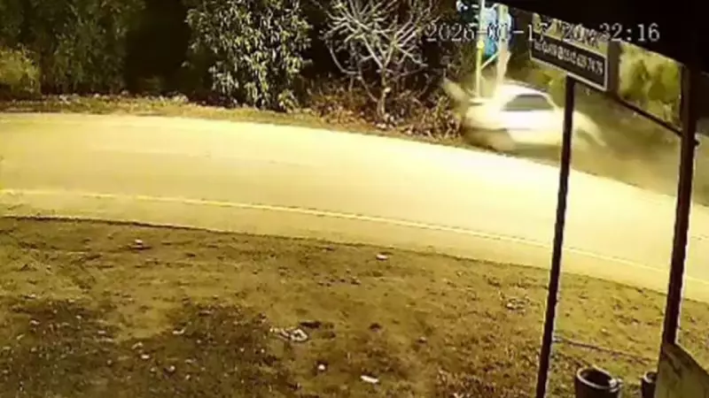 Hatay'da Elektrik Direğine Çarpan Otomobil 18 Yaşındaki Genci Hayattan Kopardı