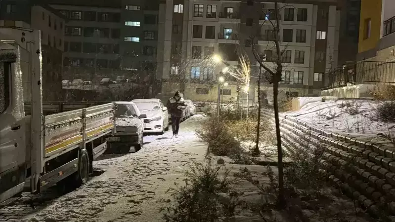 Hatay'da Kar Keyfi: Vatandaşlar Beyaza Bürünen Sokaklarda Eğlendi