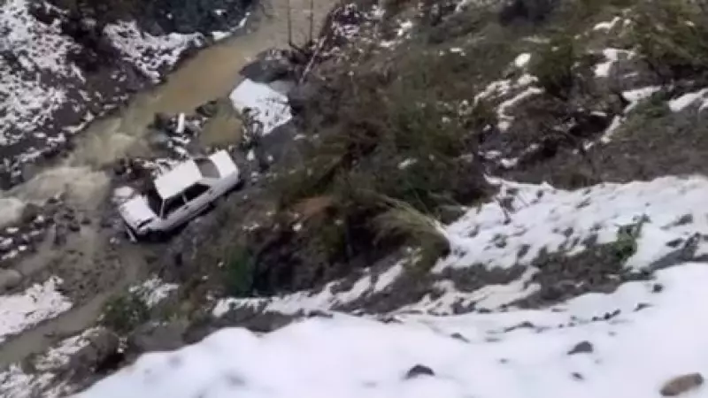 Hatay'da Karlı Yolda Kontrolden Çıkan Otomobil Dereye Uçtu: Sürücü Son Anda Atlayarak Kurtuldu