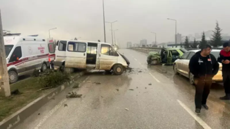 Hatay'da Minibüs-Otomobil Çarpışması: 1'i Ağır 5 Yaralı