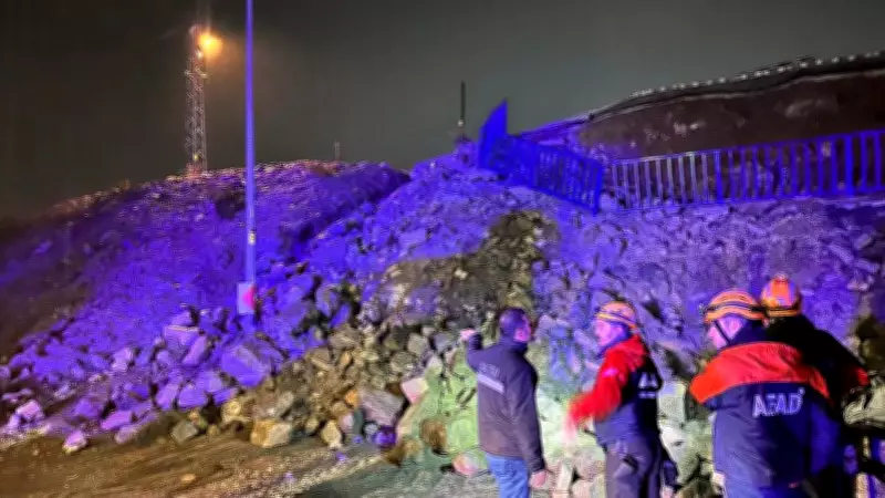 Hatay'da İstinat Duvarı Çöktü: 6 Araç Hasar Gördü