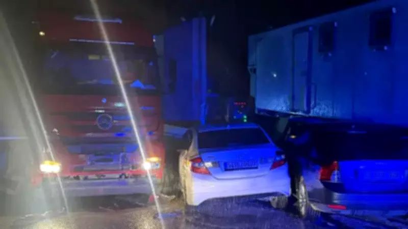 Hatay'da Yağmurda Kontrolden Çıkan Tır, Park Halindeki 8 Araca Çarptı: Sürücü Yaralandı