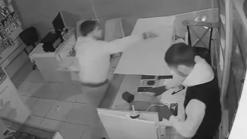 Iğdır'da İş Yerinden 30 Saniyede Cep Telefonu Hırsızlığı: Güvenlik Kamerasına Yansıdı