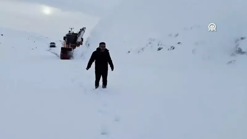 Iğdır'da Tipi Altında Kalan Yol, Yaya Rehberliğiyle Açıldı