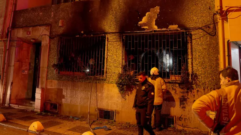 Kadıköy'de Apartman Yangını: 8 Kişi Yaralandı, İtfaiye Yoğun Müdahale Etti