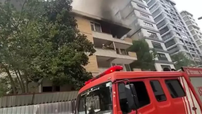 Kadıköy'de Metruk Binada Çıkan Yangın: Evsiz Kişi Camdan Atladı