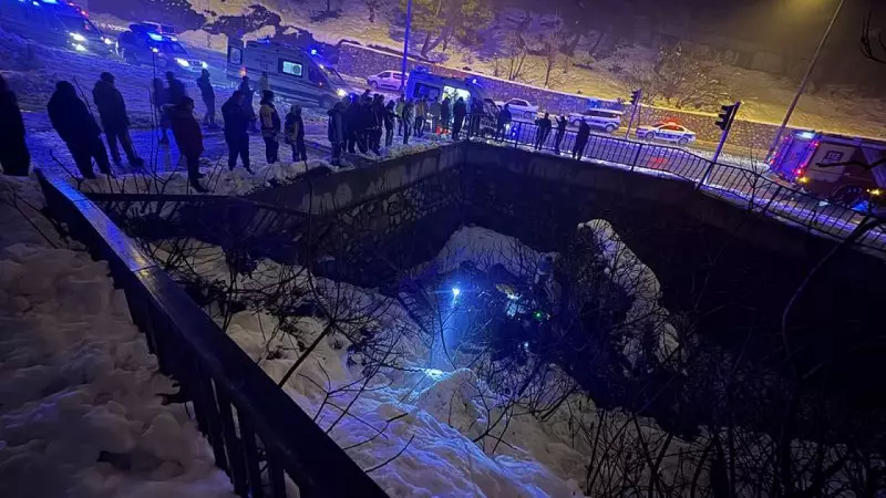 Kahramanmaraş'ta Köprüden Düşen Otomobilde 5 Kişi Yaralandı, 1'i Ağır Durumda