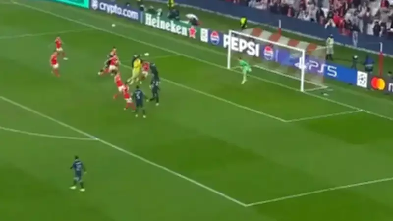 Kaleci Trubin Real Madrid'e Gol Atarak Benfica'yı Play-Off'a Taşıdı