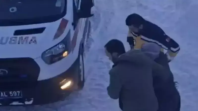 Kar Engeli Ambulansı Durdurdu, İl Özel İdaresi Ekipleri Yolu Açtı