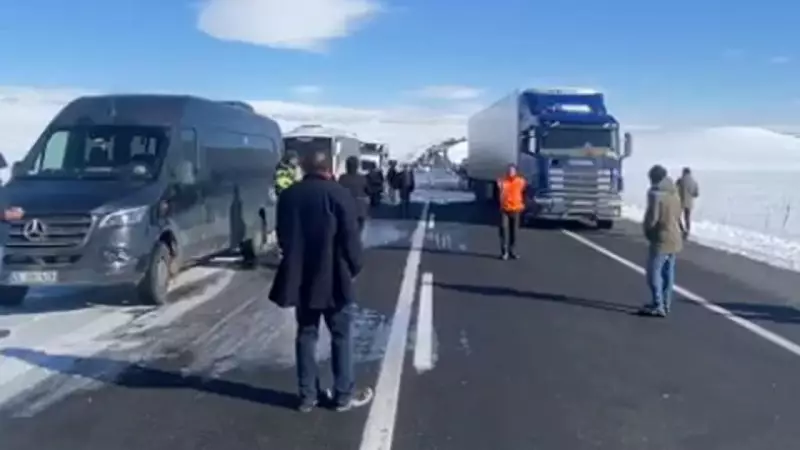 Kars'ta Buzlanma Nedeniyle TIR Makas Attı: Türkiye-Gürcistan Yolu Trafiğe Kapandı