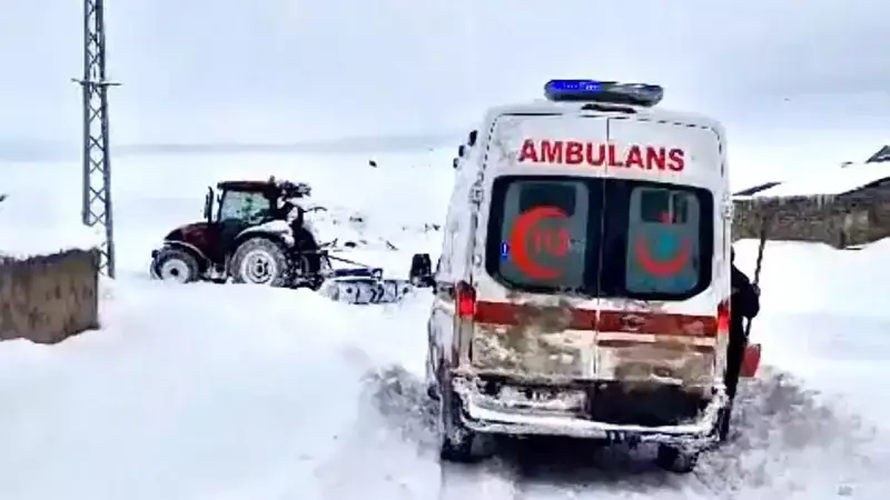 Kars'ta Köylüler Traktörle Yolu Açarak Ambulansın Hastaya Ulaşmasını Sağladı
