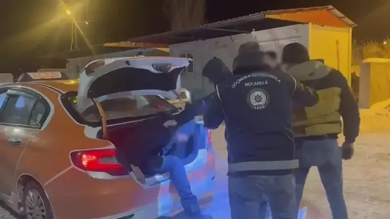 Kars'ta Taksi Bagajında Yakalanan 2 Kaçak Göçmen ve Kaçakçılık Operasyonu