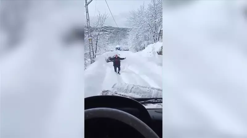 Kastamonu'da Kar Nedeniyle Kapanan Köy Yolu Açıldı, Sakinler Ekibi Oynayarak Karşıladı
