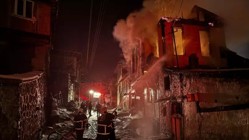 Kastamonu'da Tarihi Konakta Çıkan Yangın İki Eve Sıçradı, Konak Kullanılamaz Hale Geldi
