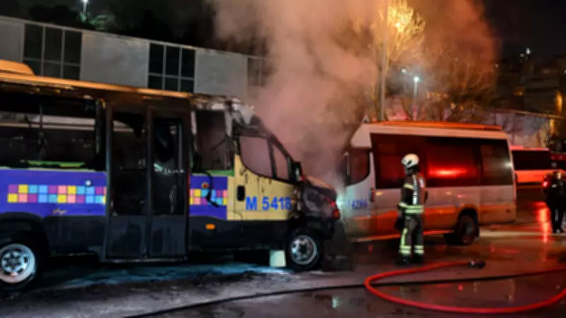 Kağıthane'de Akaryakıt İstasyonunda Çıkan Minibüs Yangını İtfaiye Ekiplerince Söndürüldü