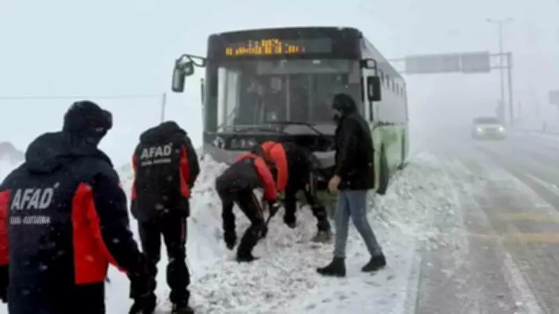 Kayseri Hacılar'da Tipi Felaketi: 3 Yaralı, Otobüs AFAD'la Kurtarıldı