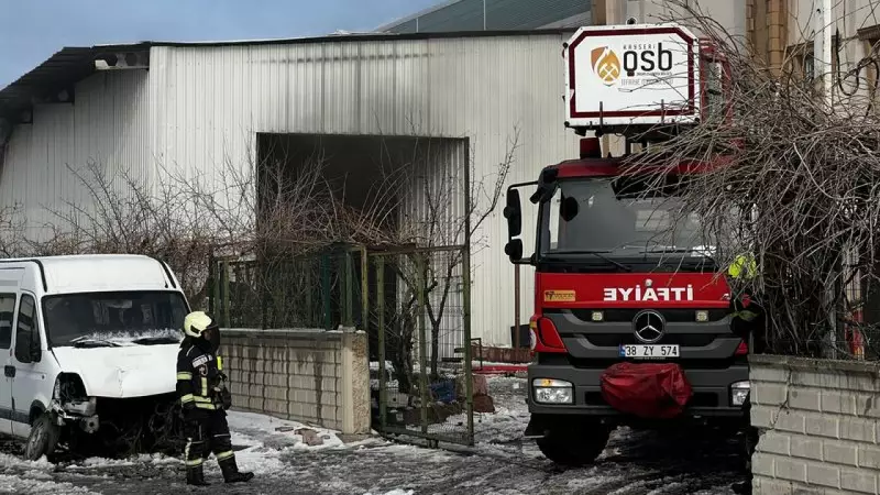 Kayseri'de Mobilya Fabrikasında Çıkan Yangın, İtfaiye Ekiplerinin 1 Saatlik Müdahalesiyle Kontrol Altına Alındı