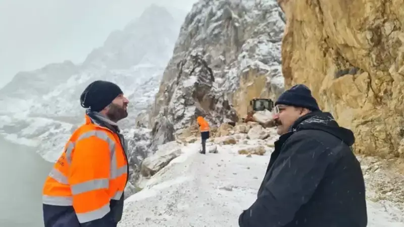 Kemaliye'de Tarihi Taş Yolu'na Çığ Düştü, Ekipler Alarmda