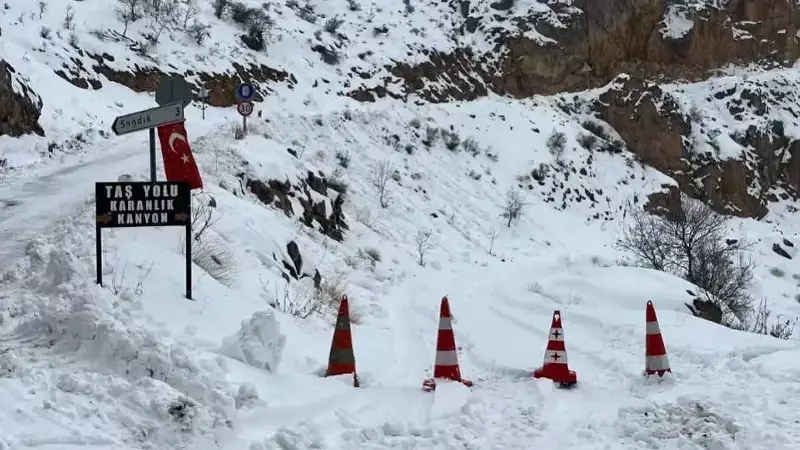 Kemaliye'de Tarihi Taş Yolu'na Çığ Düştü: Güvenlik Önlemleri Alındı