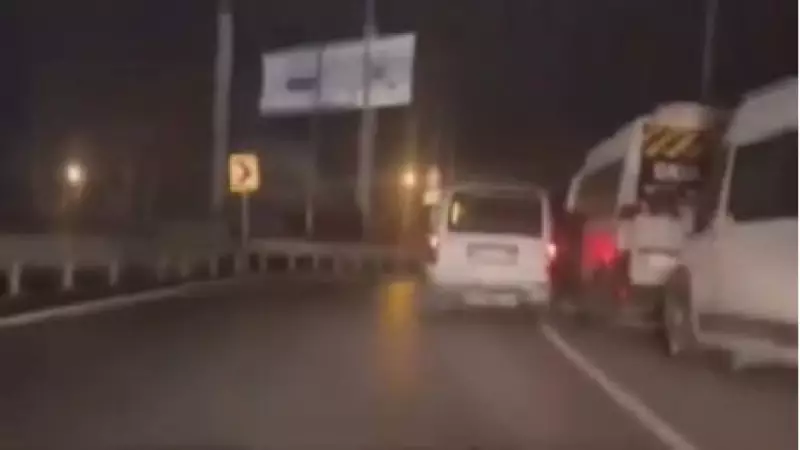 Küçükçekmece'de Park Halindeki Minibüslere Çarpıp Yere Yığıldı: Olay Anı Cep Telefonuyla Kaydedildi