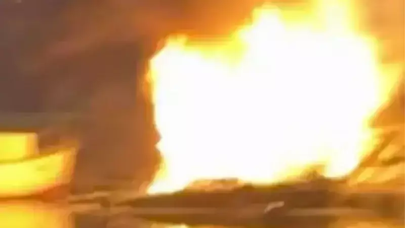 Küçükçekmece'de İskele Yangını: İki Kayık Alev Aldı