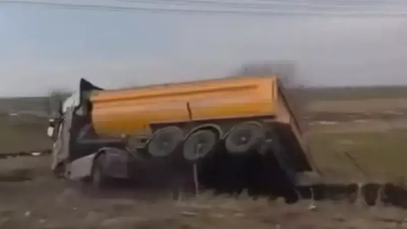 Konya'da Kamyon Devrildi: Sürücü Yaralandı