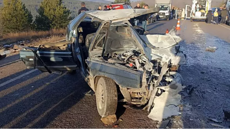 Kütahya Simav'da Servis ve Otomobil Çarpıştı: 1 Ölü, 3'ü Öğrenci 4 Yaralı